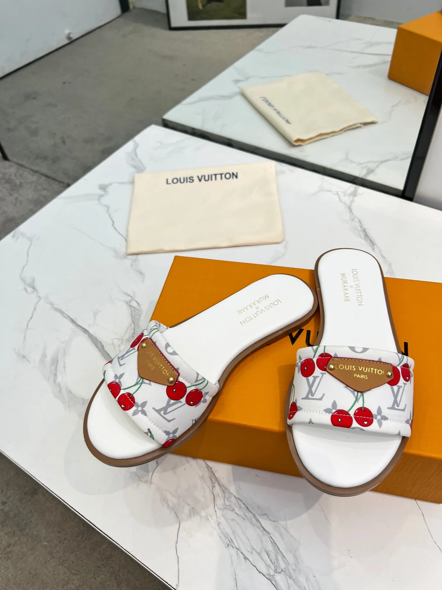 👟👟Ex-factory price 320👟👟 Genuine leather sole +40 Louis Vuitton, 1:1 advanced customization upper, fabric: customized LV special fabric, lining: sheepskin, original molding hardware, code number: 35-42, order with pictures, welcome to send pictures to place an order,